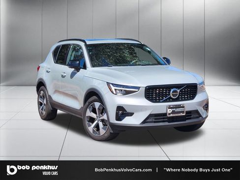 Used 2025 Volvo XC40 B5 Plus AWD/4WD image 1