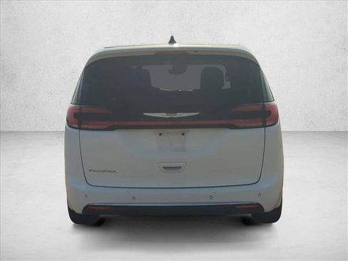 Used 2025 Chrysler Pacifica Select image 6