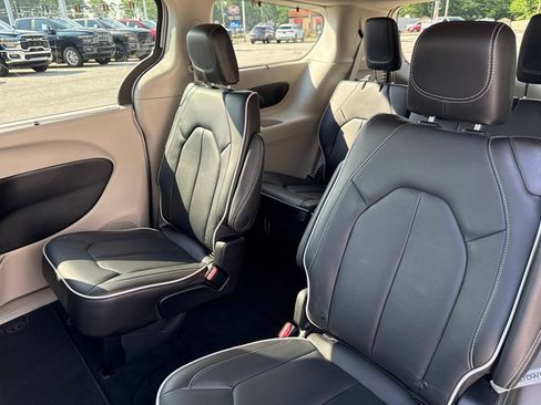 Used 2023 Chrysler Pacifica Limited AWD/4WD image 36