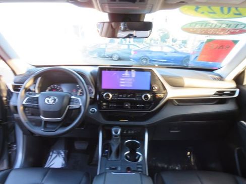 Certified 2023 Toyota Highlander XLE image 23