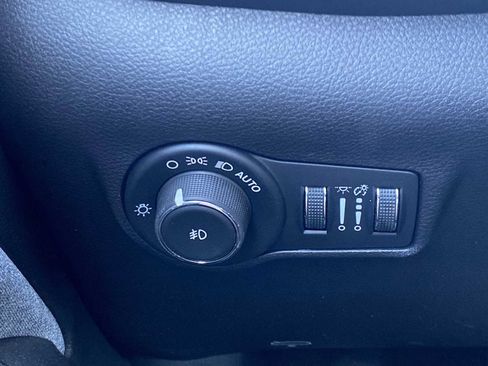 Used 2025 Jeep Compass Latitude AWD/4WD image 17