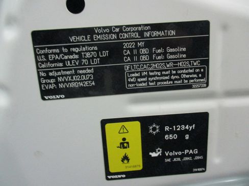 Used 2022 Volvo XC60 B5 Momentum image 30