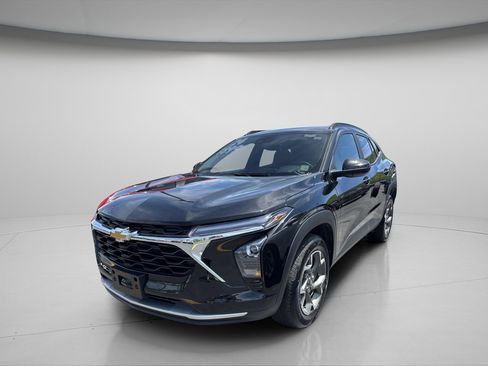 Used 2024 Chevrolet Trax LT w/ Driver Confidence Package FWD image 2