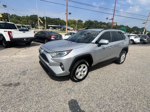 Used 2020 Toyota RAV4 XLE AWD/4WD image 9