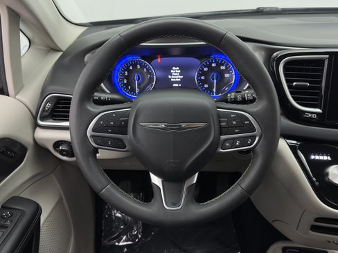 Used 2023 Chrysler Pacifica Touring-L FWD image 27