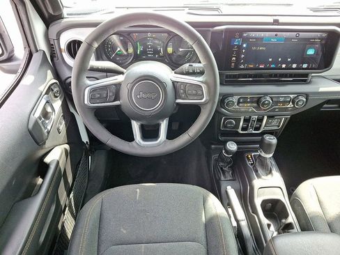 Used 2025 Jeep Wrangler Unlimited Sahara image 9