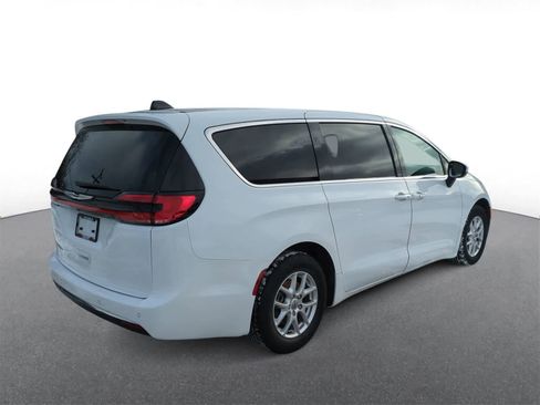 Used 2023 Chrysler Pacifica Touring-L image 8