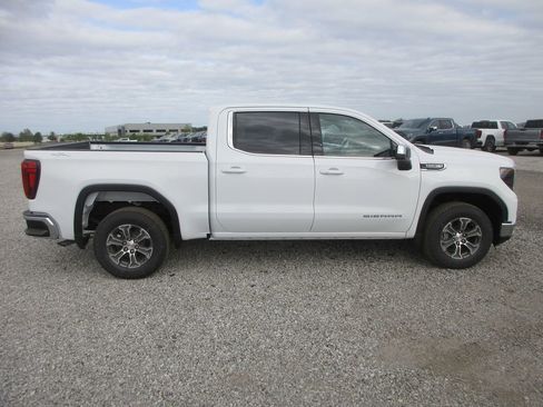 New 2026 GMC Sierra 1500 SLE image 3