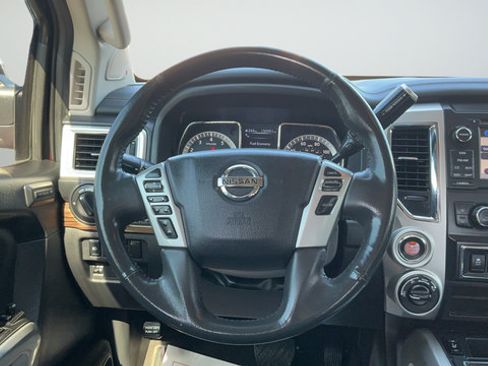 Used 2018 Nissan Titan SL AWD/4WD image 10