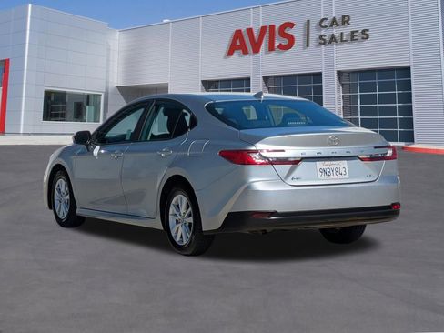 Used 2025 Toyota Camry SE image 9