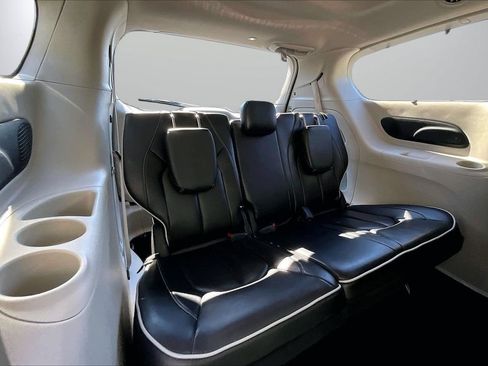 Certified 2023 Chrysler Pacifica Limited FWD image 26