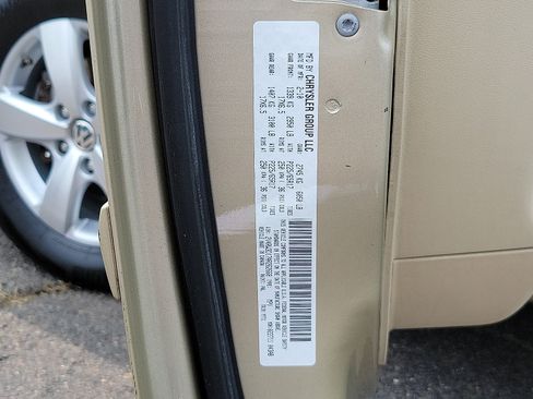 Used 2010 Volkswagen Routan SE FWD image 23