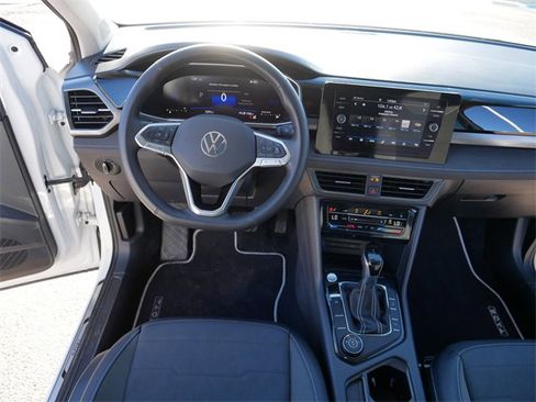 Certified 2025 Volkswagen Taos SE image 21