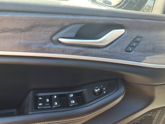 Certified 2023 Jeep Grand Cherokee Limited w/ Black Appearance Package AWD/4WD image 19