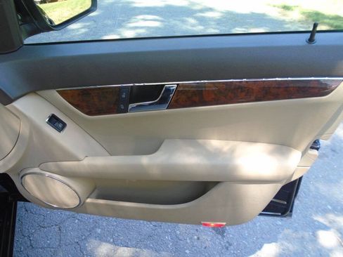 Used 2009 Mercedes-Benz C 300 Sedan image 25