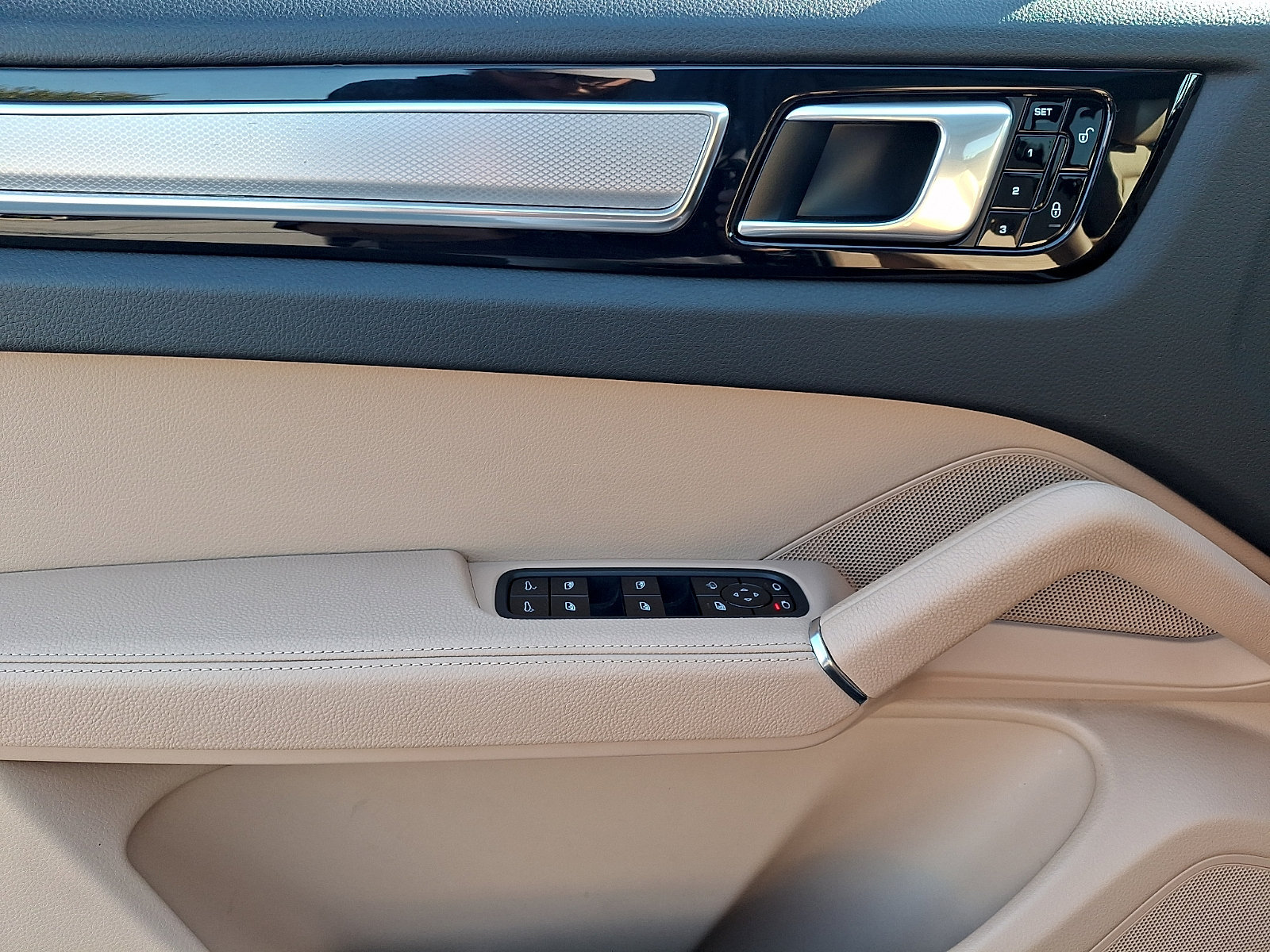 Used 2019 Porsche Cayenne AWD/4WD image 12