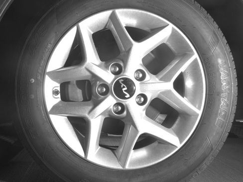 Used 2025 Kia Soul LX w/ LX Technology Package image 12