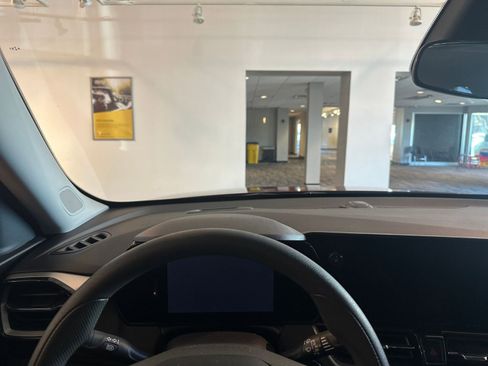 Used 2025 Chevrolet TrailBlazer LT image 32