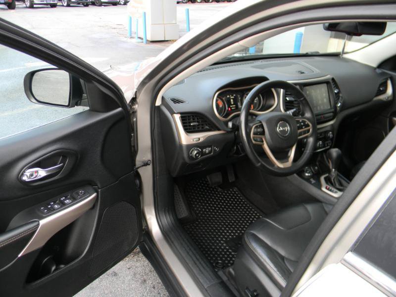 Used 2017 Jeep Cherokee Latitude w/ Comfort/Convenience Group AWD/4WD image 16