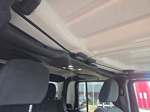 Used 2021 Jeep Gladiator Sport AWD/4WD image 30
