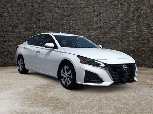 Used 2023 Nissan Altima 2.5 S image 2
