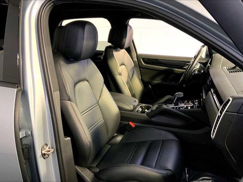 Used 2023 Porsche Cayenne w/ Premium Package image 18
