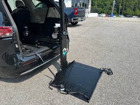 Used 2025 Toyota Sienna Limited AWD/4WD image 16