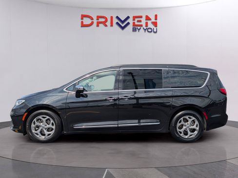 Used 2023 Chrysler Pacifica Limited FWD image 2