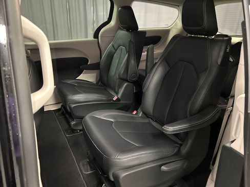 Used 2024 Chrysler Pacifica Select image 23