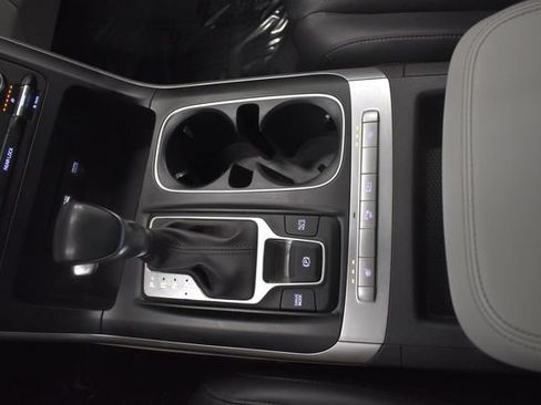 Used 2024 Kia Carnival LX FWD image 24