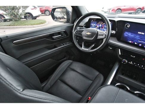 Used 2025 Chevrolet Suburban LT AWD/4WD image 8
