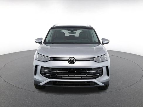 Used 2026 Volkswagen Tiguan SE AWD/4WD image 2