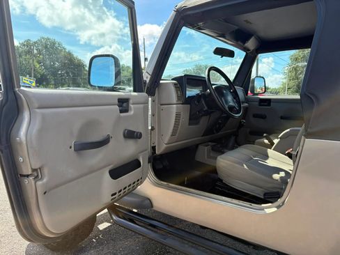 Used 2006 Jeep Wrangler Unlimited w/ Premium Audio Group AWD/4WD image 15