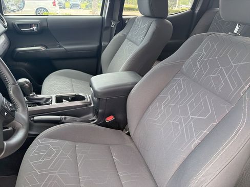 Used 2017 Toyota Tacoma TRD Sport w/ Tow Package image 4