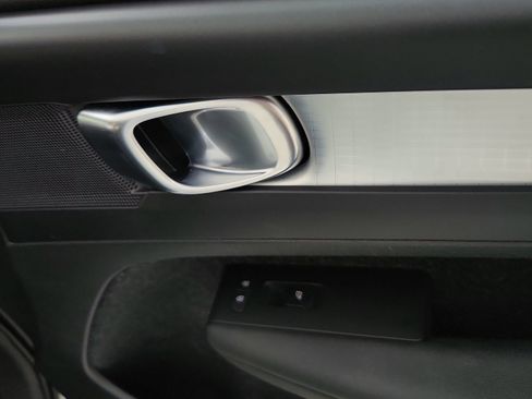 Used 2020 Volvo XC40 T4 Momentum FWD image 35