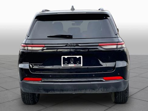 Used 2025 Jeep Grand Cherokee Altitude AWD/4WD image 5