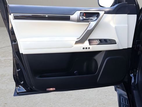 Used 2020 Lexus GX 460 Premium w/ Premium Package image 10