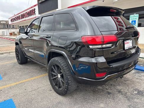 Used 2021 Jeep Grand Cherokee Laredo X RWD image 3