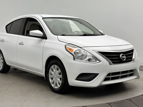 Used 2015 Nissan Versa SV image 3