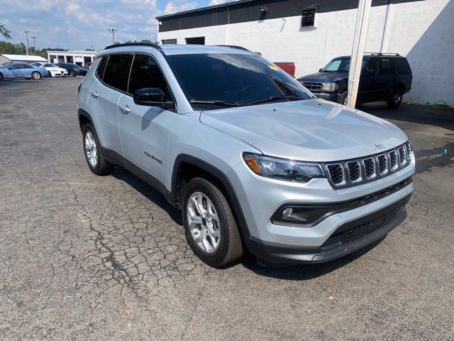 Used 2025 Jeep Compass Latitude AWD/4WD image 2