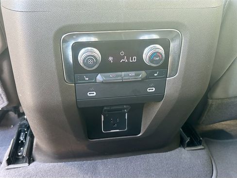 Used 2024 GMC Yukon XL SLT w/ SLT Luxury Package image 17