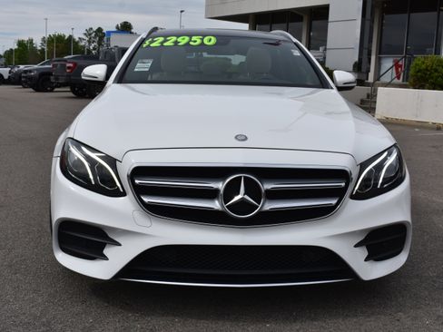 Used 2017 Mercedes-Benz E 400 4MATIC Wagon image 4
