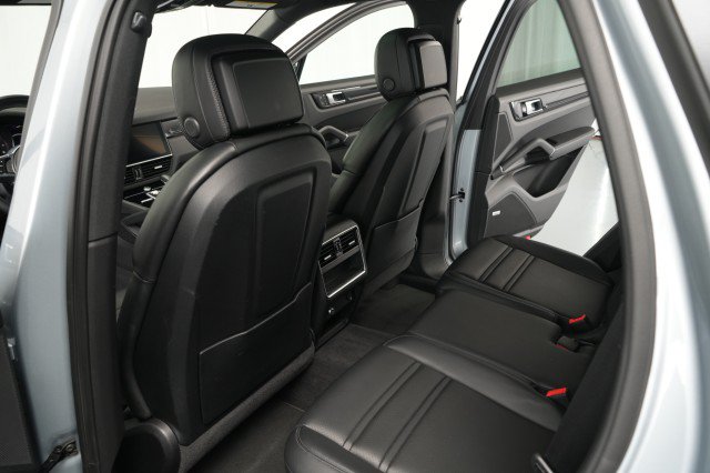 Used 2023 Porsche Cayenne AWD/4WD image 49