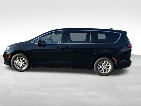New 2026 Chrysler Pacifica Select image 3