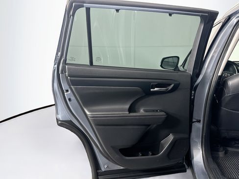 Used 2020 Toyota Highlander XLE FWD image 27