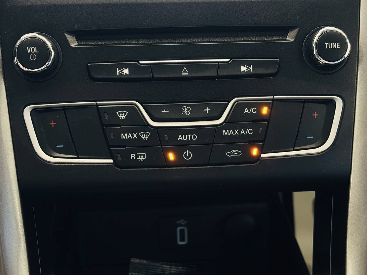 Used 2018 Ford Fusion SE w/ Fusion SE Technology Package FWD image 51
