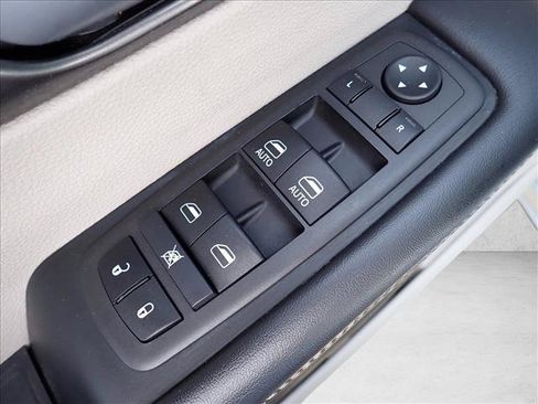 Used 2024 Chrysler Pacifica Touring-L FWD image 18