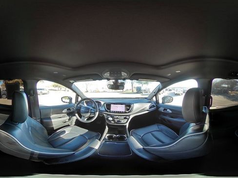 Used 2025 Chrysler Pacifica Limited image 48