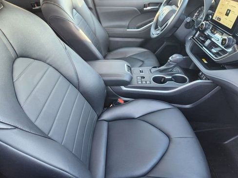 Used 2024 Toyota Highlander XLE image 19