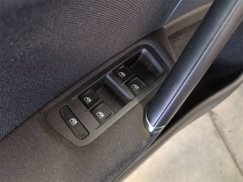 Used 2021 Volkswagen GTI SE image 12